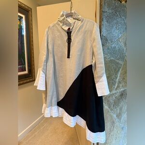 IC Collection Colorblock Linen  Tunic with Ruffle Hem - Black & Cream LIKE NEW!